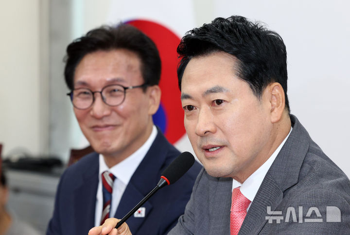 [서울=뉴시스] 고범준 기자 = 장동혁 국민의힘 대표가 24일 서울 여의도 국회에서 김민석 더불어민주당 대표를 접견하며 발언하고 있다. 2026.08.24. bjko@newsis.com