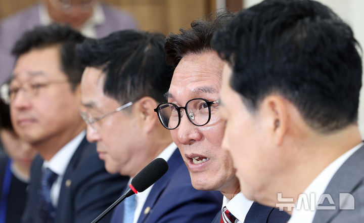 [서울=뉴시스] 고범준 기자 = 김민석 더불어민주당 대표가 24일 서울 여의도 국회에서 장동혁 국민의힘 대표를 예방하며 발언하고 있다. 2026.08.24. bjko@newsis.com