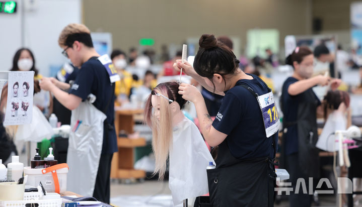 기량 뽐내는 전국기능경기대회 참가자들