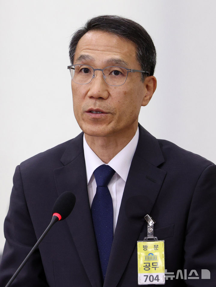 [서울=뉴시스] 고범준 기자 = 유재성 경찰청장 직무대행이 24일 서울 여의도 국회에서 열린 행정안전위원회 전체회의에서 2025년 회계연도 결산 제안설명을 하고 있다. 2026.08.24. bjko@newsis.com