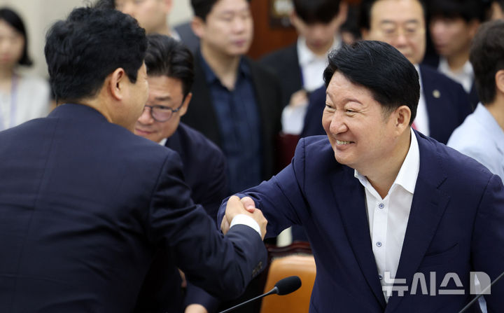 [서울=뉴시스] 고범준 기자 = 권영진 국민의힘 의원이 지난 24일 서울 여의도 국회에서 열린 행정안전위원회 전체회의에서 김영배 더불어민주당 의원과 악수를 하고 있다. 2026.08.24. bjko@newsis.com