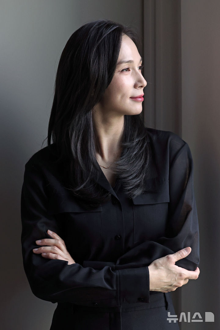 뮤지컬 '엘리자벳' 배우 린아&nbsp; [서울=뉴시스] 박진희 기자 = 뮤지컬 '엘리자벳' 주연 배우 린아(황후 엘리자벳 역)가 24일 서울 강남구 빌딩숨에서 인터뷰 하고 있다. 2026.08.24. pak7130@newsis.com