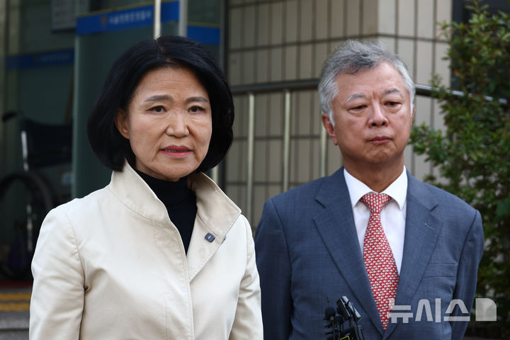 [서울=뉴시스] 고승민 기자 = 이진숙 국민의힘 의원이 지난 24일 서울 영등포경찰서에서 김민석 더불어민주당 대표에 대한 모욕 혐의 고소장을 제출한 뒤 취재진 질문에 답하고 있다. 2026.08.24. kkssmm99@newsis.com