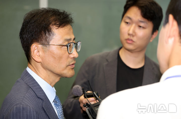 [서울=뉴시스] 이영환 기자 = 6·3 지방선거 투표용지 부족 사태 등을 수사하는 이태한 선거관리위원회 특별검사가 24일 오후 서울 서초구에 마련된 임시 사무실로 출근하며 취재진의 질문에 답하고 있다. 2026.08.24. 20hwan@newsis.com