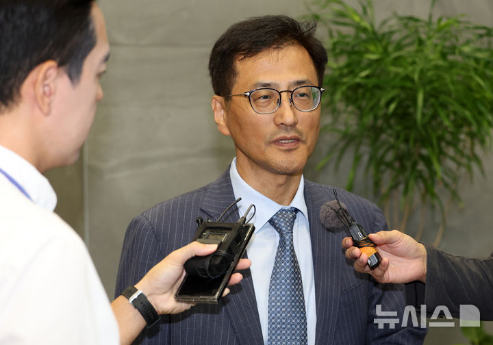 [서울=뉴시스] 이영환 기자 = 최장 150일 동안 투표용지 부족 사태와 투표 통계 조작, 선관위 관계자들의 외유성 출장, 부정 채용 및 승진 등 총 12개 수사 대상에 대한 본격 수사에 나설 방침이다. 사진은 이태한 특검이 지난달 24일 취재진 질문에 답하는 모습. 2026.09.01. 20hwan@newsis.com