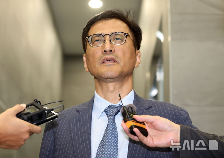 [서울=뉴시스] 이영환 기자 = 6·3 지방선거 투표용지 부족 사태 등을 수사하는 이태한 선거관리위원회 특별검사가 24일 오후 서울 서초구에 마련된 임시 사무실로 출근하며 취재진의 질문에 답하고 있다. 2026.08.24. 20hwan@newsis.com