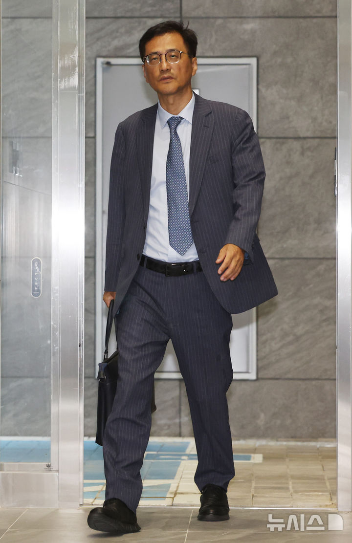 [서울=뉴시스] 이영환 기자 = 6·3 지방선거 투표용지 부족 사태 등을 수사하는 이태한 선거관리위원회 특별검사가 24일 오후 서울 서초구에 마련된 임시 사무실로 출근하고 있다. 2026.08.24. 20hwan@newsis.com