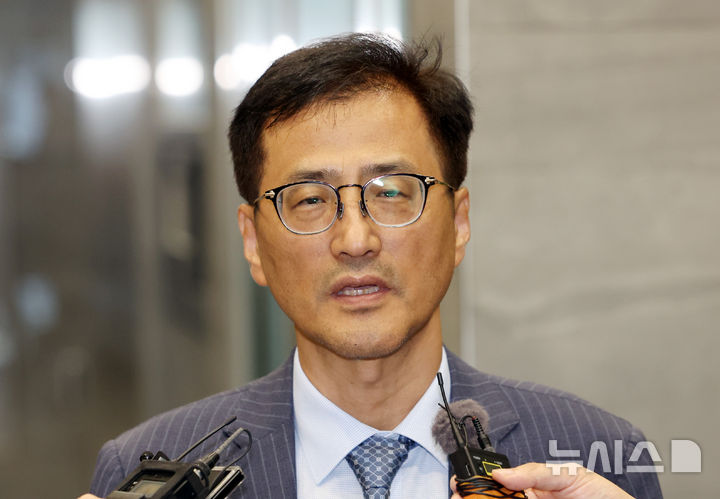 [서울=뉴시스] 이영환 기자 = 6·3 지방선거 투표용지 부족 사태 등을 수사하는 이태한 선거관리위원회 특별검사가 24일 오후 서울 서초구에 마련된 임시 사무실로 출근하며 취재진의 질문에 답하고 있다. 2026.08.24. 20hwan@newsis.com