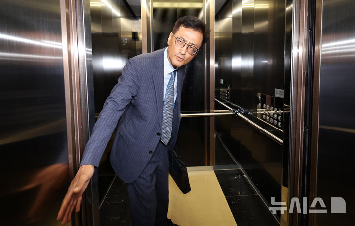 [서울=뉴시스] 이영환 기자 = 6·3 지방선거 투표용지 부족 사태 등을 수사하는 이태한 선거관리위원회 특별검사가 24일 오후 서울 서초구에 마련된 임시 사무실로 출근하고 있다. 2026.08.24. 20hwan@newsis.com