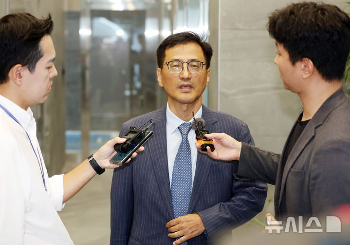 [서울=뉴시스] 이영환 기자 = 6·3 지방선거 투표용지 부족 사태 등을 수사하는 이태한 선거관리위원회 특별검사가 24일 오후 서울 서초구에 마련된 임시 사무실로 출근하며 취재진의 질문에 답하고 있다. 2026.08.24. 20hwan@newsis.com