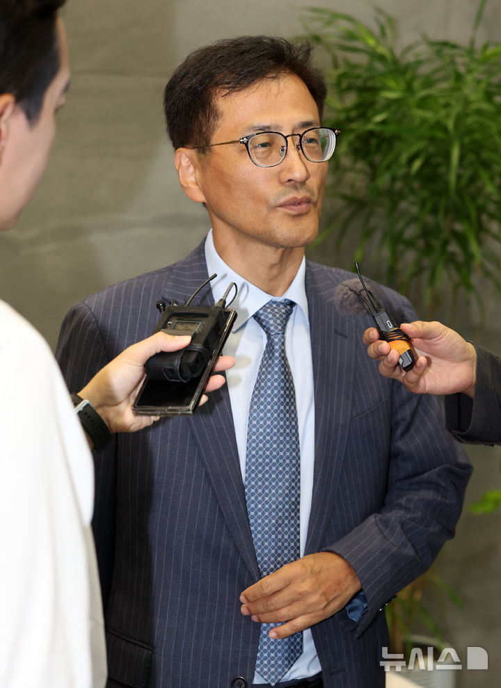 [서울=뉴시스] 이영환 기자 = 6·3 지방선거 투표용지 부족 사태 등을 수사하는 이태한 선거관리위원회 특별검사가 24일 오후 서울 서초구에 마련된 임시 사무실로 출근하며 취재진의 질문에 답하고 있다. 2026.08.24. 20hwan@newsis.com