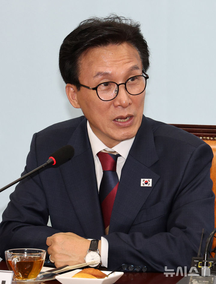 [서울=뉴시스] 고범준 기자 = 김민석 더불어민주당 대표가 24일 서울 여의도 국회에서 김종훈 진보당 대표를 예방하며 발언하고 있다. 2026.08.24. bjko@newsis.com