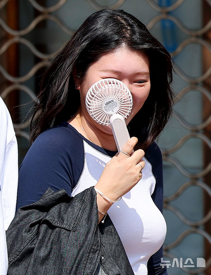[대구=뉴시스] 이무열 기자 = 폭염경보가 발효된 24일 대구 중구 동성로에서 한 시민이 손 선풍기를 들고 이동하고 있다. 2026.08.24. lmy@newsis.com
