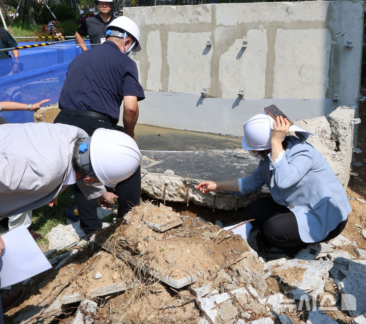 [인천=뉴시스] 전진환 기자 = 24일 국토교통부와 인천시 합동 '시설물 사고조사위원회' 관계자들이 24일 인천 연수구 송도국제도시 신축 아파트 돌출형 테라스 붕괴 사고현장을 찾아 현장 조사를 하고 있다. 앞서 이달 7일 연수구 송도동 한 아파트 한 동에서 발코니 구조물과 외장재가 낙하하는 사고가 발생했다. 인명 피해는 없었다. 2026.08.24. amin2@newsis.com