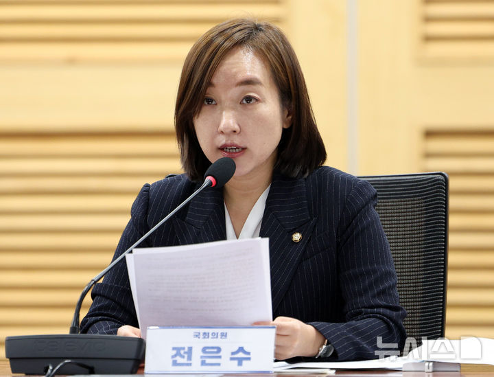 [서울=뉴시스] 고범준 기자 = 전은수 더불어민주당 의원이 24일 서울 여의도 국회 의원회관에서 열린 임직원 기업인수 촉진을 위한 입법방향 토론회에서 발언하고 있다. 2026.08.24. bjko@newsis.com