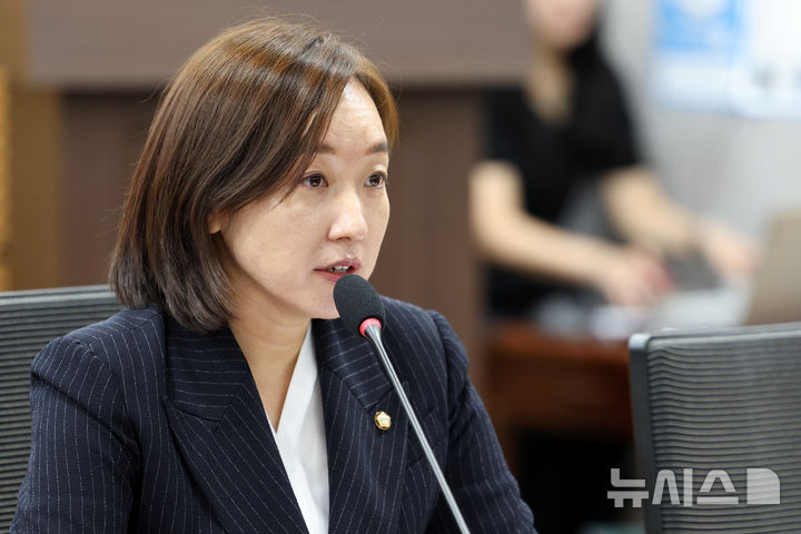 [서울=뉴시스] 고범준 기자 = 전은수 더불어민주당 의원이 24일 서울 여의도 국회 의원회관에서 열린 임직원 기업인수 촉진을 위한 입법방향 토론회에서 발언하고 있다. 2026.08.24. bjko@newsis.com
