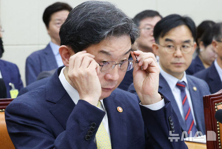 [서울=뉴시스] 김근수 기자 = 이억원 금융위원장이 24일 오후 서울 여의도 국회에서 열린 정무위원회에서 안경을 고쳐쓰고 있다. 2026.08.24. ks@newsis.com