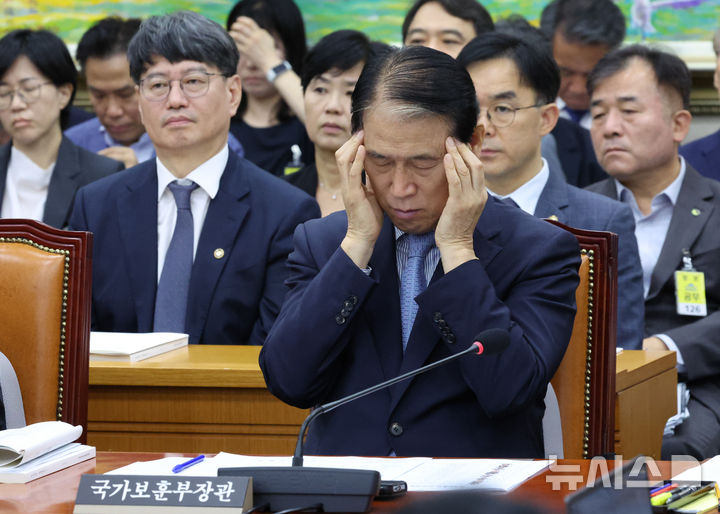 머리 만지는 권오을 국가보훈부 장관
