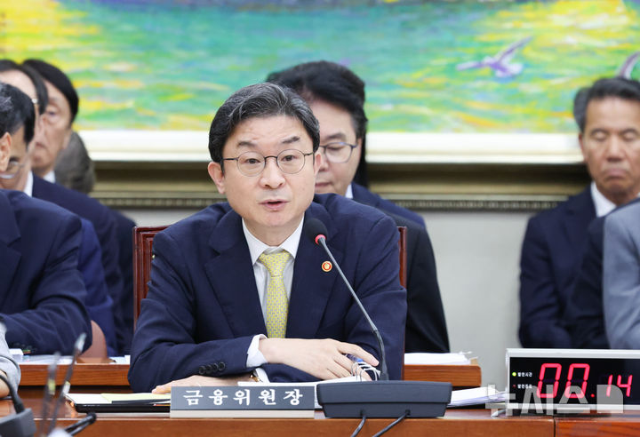 [서울=뉴시스] 김근수 기자 = 이억원 금융위원장이 24일 오후 서울 여의도 국회에서 열린 정무위원회에서 질의에 답하고 있다. 2026.08.24. ks@newsis.com
