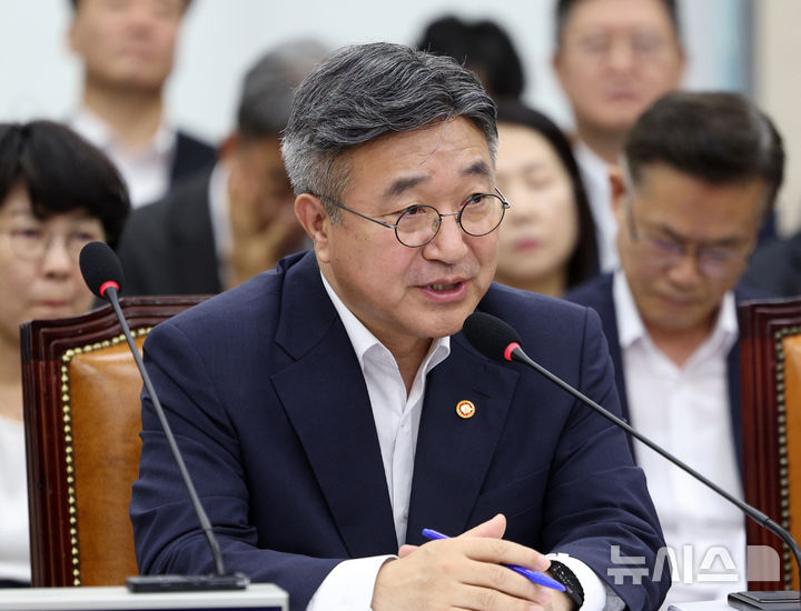 [서울=뉴시스] 고범준 기자 = 윤호중 행정안전부 장관이 24일 서울 여의도 국회에서 열린 행정안전위원회 전체회의에서 의원 질의에 답변하고 있다. 2026.08.24. bjko@newsis.com