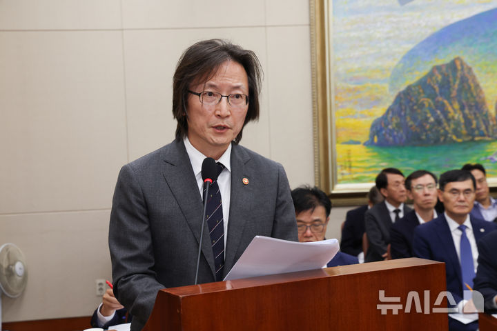 [서울=뉴시스] 김근수 기자 = 주병기 공정거래위원장이 24일 오후 서울 여의도 국회에서 열린 정무위원회에서 업무보고를 하고 있다. 2026.08.24. ks@newsis.com