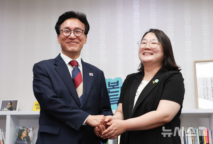 [서울=뉴시스] 김근수 기자 = 김민석(왼쪽) 더불어민주당 대표가 24일 오후 서울 여의도 의원회관에서 문미정 기본소득당 대표 권한대행을 예방해 기념촬영을 하고 있다. ks@newsis.com