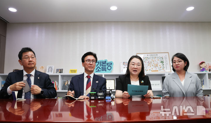 [서울=뉴시스] 김근수 기자 = 김민석(왼쪽 두번째) 더불어민주당 대표가 지난달 24일 오후 서울 여의도 의원회관에서 문미정 기본소득당 대표 권한대행을 예방하고 있다. 왼쪽부터 김태선 민주당 당대표 비서실장, 김 민주당 대표, 문 기본소득당 대표 권한대행, 용혜인 기본소득당 원내대표. ks@newsis.com