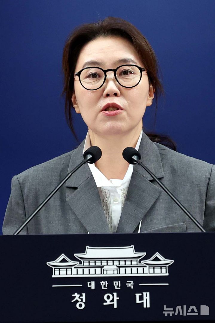 [서울=뉴시스] 조성봉 기자 = 강유정 수석대변인이 24일 청와대 춘추관에서 '최길수 변호사 특별감찰관 후보 지명' 관련 브리핑을 하고 있다. 2026.08.24. suncho21@newsis.com