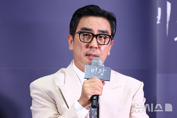 [서울=뉴시스] 황준선 기자 = 배우 류승룡이 24일 오후 서울 강남구 메가박스 코엑스에서 열린 영화 '비광' 언론시사회에서 인사말을 하고 있다. 2026.08.24. hwang@newsis.com