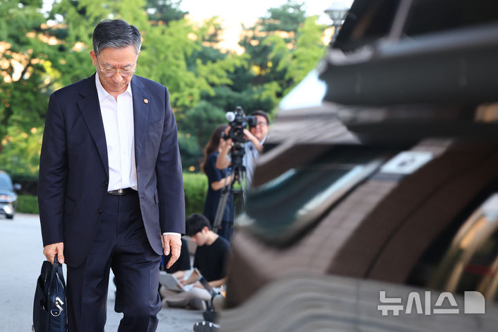 [과천=뉴시스] 황준선 기자 = 정성호 법무부 장관이 24일 오후 경기 과천시 법무부 청사를 나서고 있다. 이재명 대통령은 이날 정 장관의 사직서를 수리했다. 2026.08.24. hwang@newsis.com