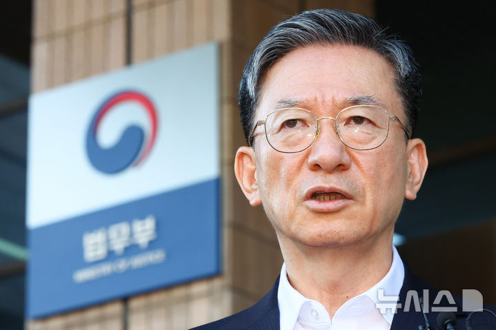 [과천=뉴시스] 황준선 기자 = 정성호 법무부 장관이 24일 오후 경기 과천시 법무부 청사를 나서며 입장을 밝히고 있다. 이재명 대통령은 이날 정 장관의 사직서를 수리했다. 2026.08.24. hwang@newsis.com