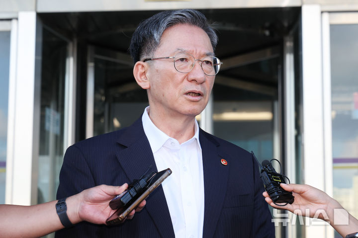 [과천=뉴시스] 황준선 기자 = 정성호 법무부 장관이 24일 오후 경기 과천시 법무부 청사를 나서며 입장을 밝히고 있다. 이재명 대통령은 이날 정 장관의 사직서를 수리했다. 2026.08.24. hwang@newsis.com