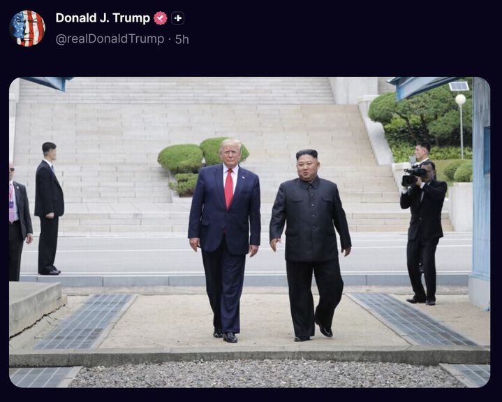 [서울=뉴시스] 연내 북미 정상회담을 타진하고 있는 것으로 알려진 도널드 트럼프 미국 대통령이 김정은 북한 국무위원장과의 과거 회동 사진을 소셜미디어에 공유했다. 사진은 트럼프 대통령과 김 위원장이 2019년 6월30일 판문점에서 만난 모습. (사진=트루스소셜 갈무리) 2026.08.25.