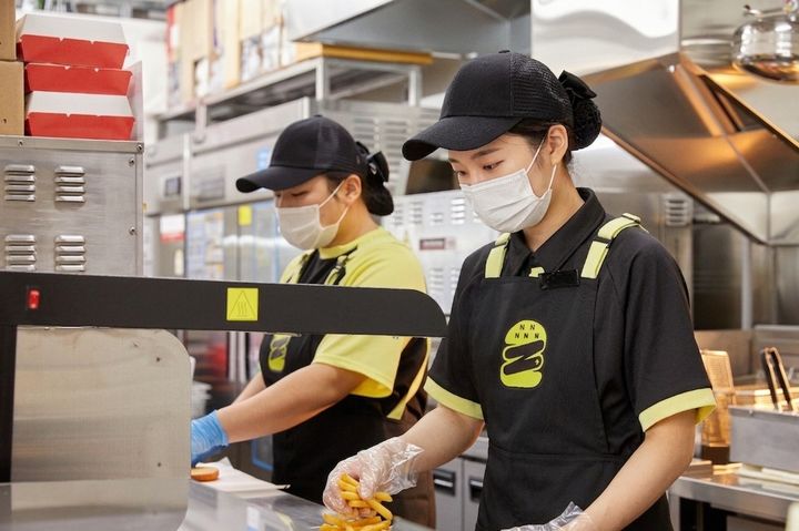[서울=뉴시스] 노브랜드 버거 여성 점주 (사진=신세계푸드 제공) *재판매 및 DB 금지