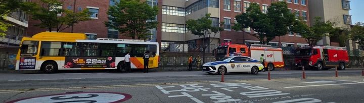 [전남광주=뉴시스] 25일 오전 7시38분께 전남광주 서구 치평동 한 도로를 달리던 시내버스 제동 부품에서 연기가 난다는 신고가 접수돼 소방 당국이 조치를 취하고 있다. (사진=독자 제공) 2026.08.25. photo@newsis.com *재판매 및 DB 금지