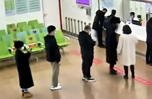 [서울=뉴시스] 최근 SNS를 중심으로 병원 대기실에서 현장에 있던 시민들이 임산부에게 자리를 양보하는 영상이 공유됐다. (사진 : SNS 캡처) *재판매 및 DB 금지
