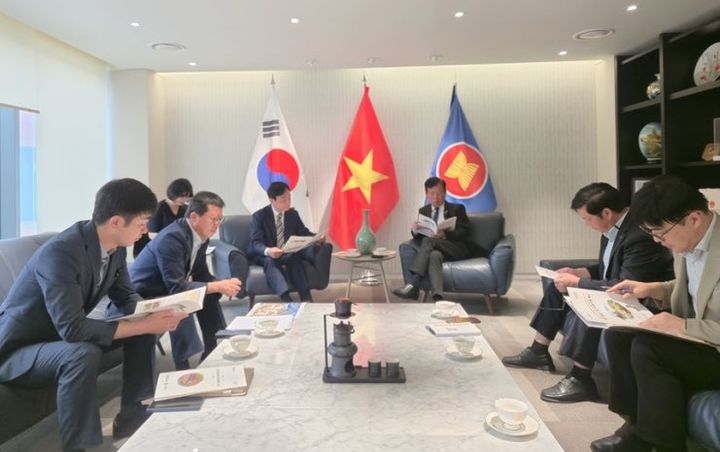 [봉화=뉴시스] 최기영 봉화군수와 주한 베트남 대사가 한-베 교류협력 방안을 논의하고 있다. (사진=봉화군 제공) 2026.08.25. photo@newsis.com *재판매 및 DB 금지