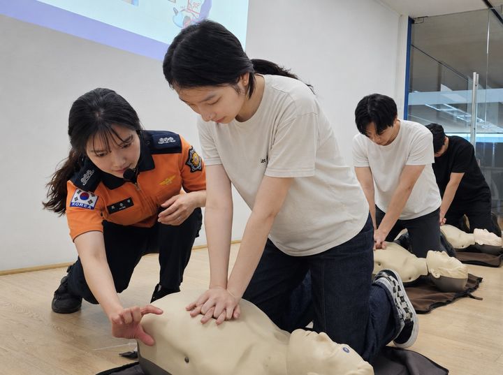 [서울=뉴시스] KCC 직원들이 서초소방대원의 지도 아래 심폐소생술(CPR) 등 응급처치 교육을 받고 있다. (사진=KCC 제공) 2026.08.25 photo@newsis.com *재판매 및 DB 금지
