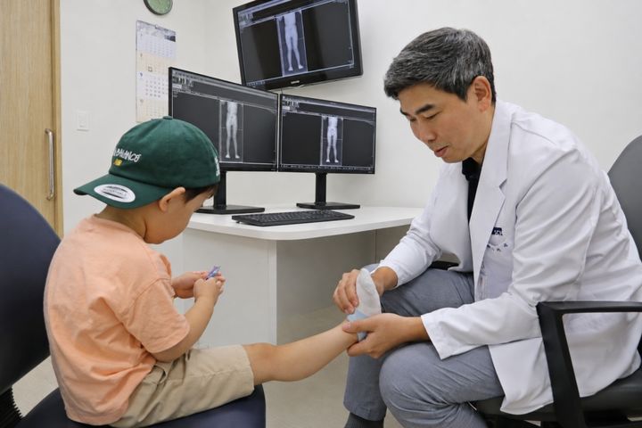 [천안=뉴시스] 순천향대 천안병원 정형외과 정기진 교수 진료 모습. (사진=순천향대 천안병원 제공) 2026.08.25 photo@newsis.com *재판매 및 DB 금지