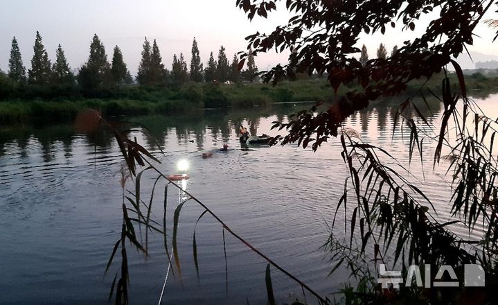[영천=뉴시스] 영천시 완산동 금호강 차량 추락 사고 현장 (사진=경북소방본부 제공) 2026.8.25. photo@newsis.com 