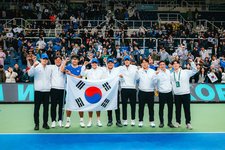 [서울=뉴시스] 지난 2월 부산 기장체육관에서 열린 아르헨티나와의 2026 데이비스컵 테니스 대회 최종 본선 진출전 2라운드에서 승리한 한국 대표팀. (사진=대한테니스협회 제공) 2026.08.24. *재판매 및 DB 금지
