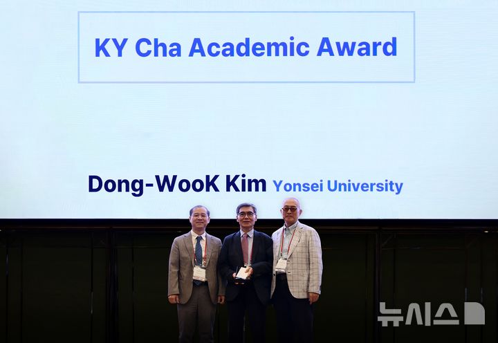 [서울=뉴시스] 한국줄기세포학회 '차광렬 학술상'(KY Cha Academic Award) 시상식 후 기념 사진 촬영하고 있다. 왼쪽부터 도정태 한국줄기세포학회 회장, 김동욱 연세대학교 의과대학 교수, 차광렬 차병원·차바이오그룹 글로벌종합연구소장. (사진= 차병원 제공)