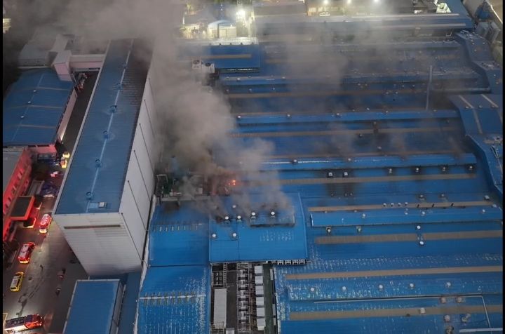 [대전=뉴시스] 25일 오전 5시 10분께 대전 대덕구 대화동의 한 자동차 납축전지 배터리 제조공장에서 불이 났다.(사진=대전소방본부 제공) photo@newsis.com *재판매 및 DB 금지
