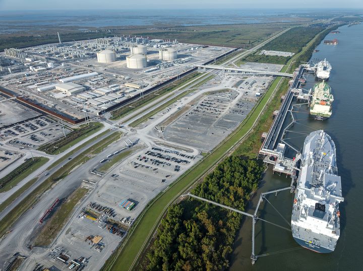 [서울=뉴시스] 미국 루이지에나주에 위치한 벤처글로벌의 액화천연가스(LNG) 터미널에 LNG 운반선들이 정박해 있는 모습. (사진=한화에어로스페이스) 2026.08.25 photo@newsis.com *재판매 및 DB 금지 *재판매 및 DB 금지