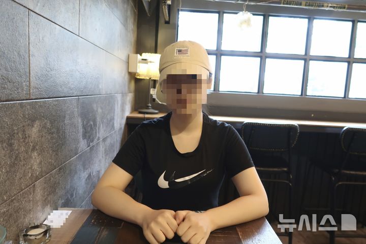 [서울=뉴시스] 김나연 수습기자 = 가족돌봄청년 김지연(가명)씨가 21일 서울 관악구 낙성대역 카페에서 취재진과 이야기하고 있다. 2026.08.25. naninani@newsis.com *재판매 및 DB 금지