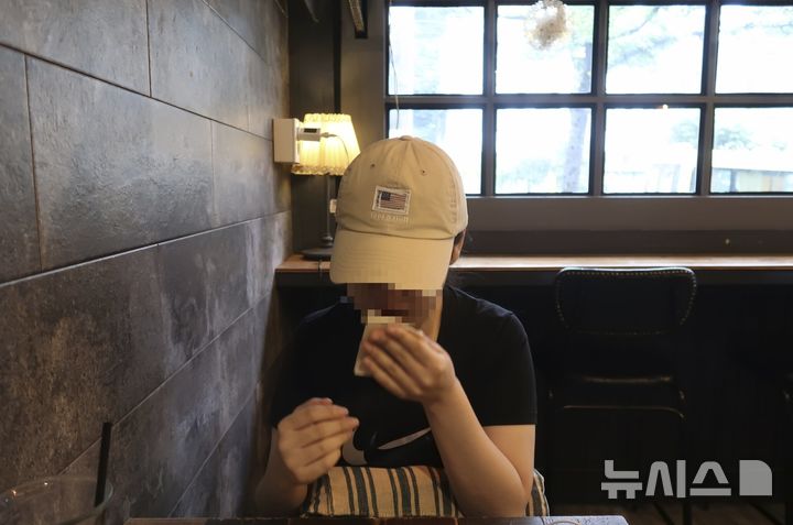 [서울=뉴시스] 김나연 수습기자 =가족돌봄청년 김지연(가명)씨가 21일 서울 관악구 낙성대역 카페에서 취재진과 인터뷰하고 있다. 부모님 얘기를 하다가 눈물을 흘리는 모습. 2026.08.25. naninani@newsis.com *재판매 및 DB 금지