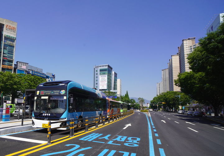 [창원=뉴시스] 강경국 기자 = 경남 창원시 원이대로에서 운행 중인 시내버스. (사진=창원시청 제공). 2026.08.25. photo@newsis.com *재판매 및 DB 금지