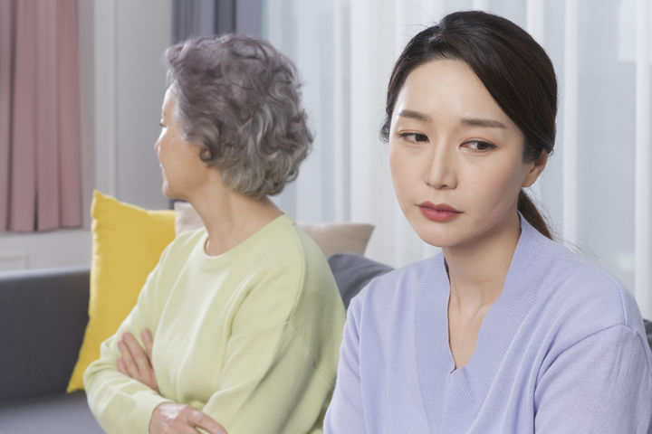 [서울=뉴시스] 사고로 입원한 며느리의 육아 도움 요청을 거절한 시부모가 퇴원 후에는 손주를 보고 싶다고 요구해 논란이 됐다. (사진=유토이미지)