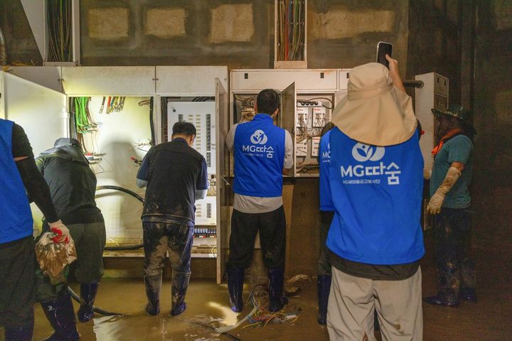 24일 MG따숨봉사단이 거제시 수해 현장에서 복구 지원 활동을 하고 있다. (사진=새마을금고 제공) *재판매 및 DB 금지