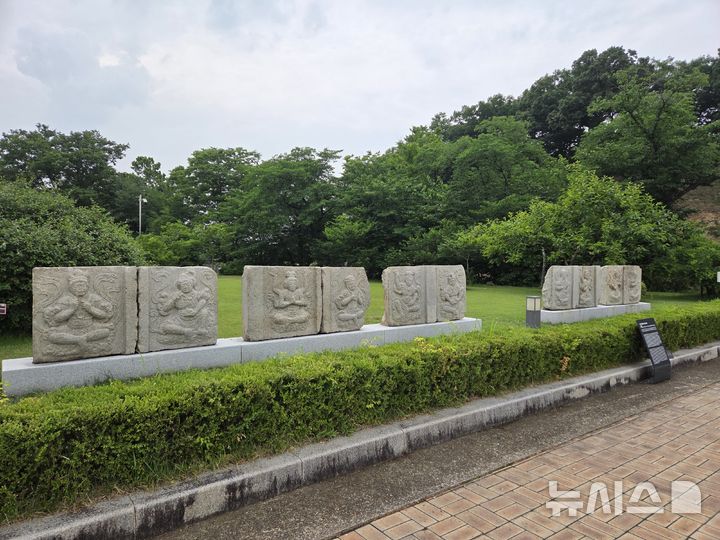 [서울=뉴시스] 팔부중상이 새겨진 상층기단 면석